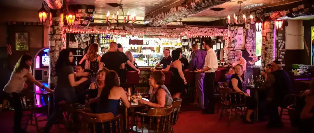 bar en huacachina