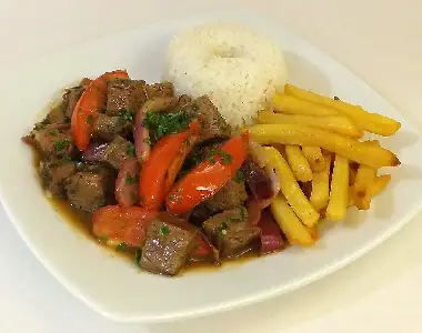 lomo saltado peruano