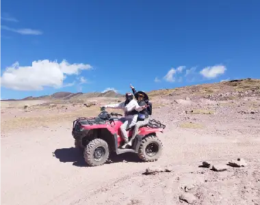 montaña de colores en cuatrimotos