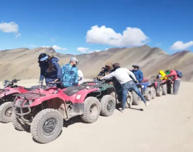 montaña de colores en cuatrimotos