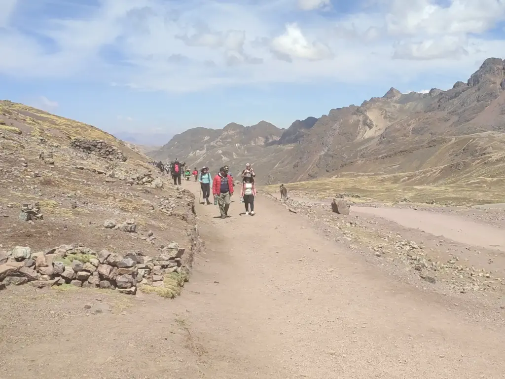 caminata a la montaña de colores