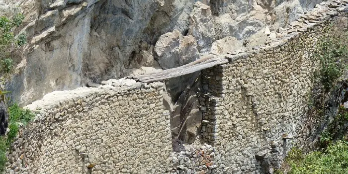 puente inca en machu picchu